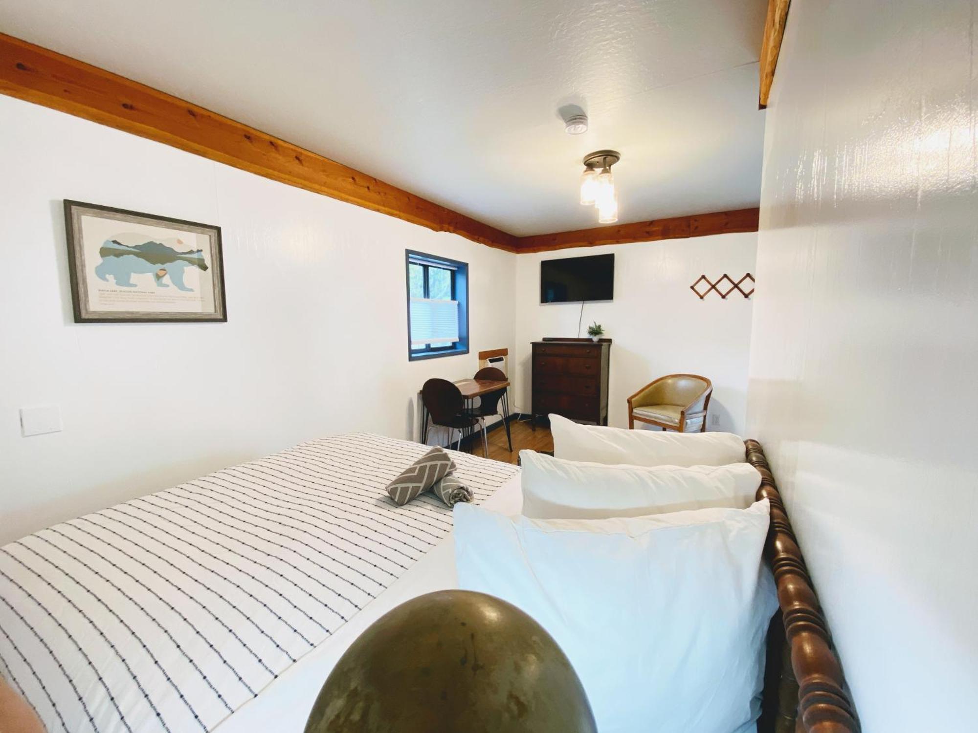 Flathead Lake Resort Woods Bay エクステリア 写真